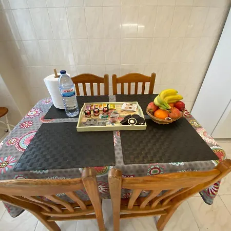 Daire Tomas Surf Shelter