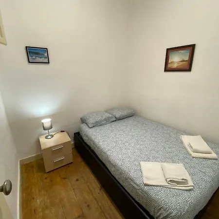 Tomás Surf Shelter *