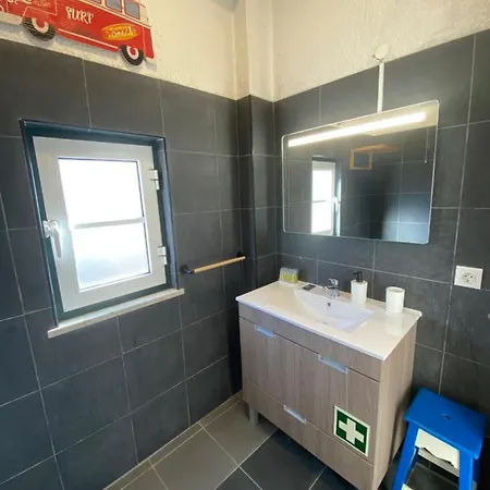 Daire Tomas Surf Shelter